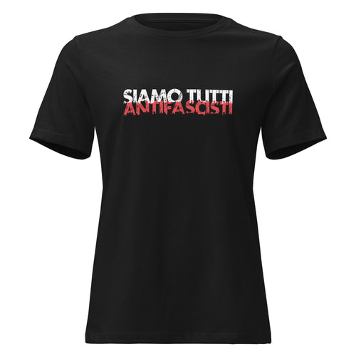 Schwarzes Damen T-Shirt mit dem Statement „SIAMO TUTTI ANTIFASCISTI“ in weiß-roter, distressed Schrift auf der Vorderseite.