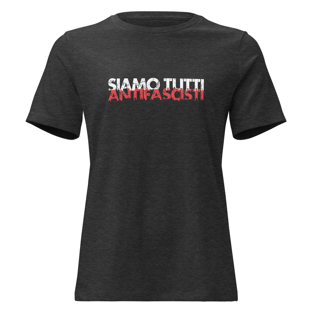 Graues Damen T-Shirt mit dem Statement „SIAMO TUTTI ANTIFASCISTI“ in weiß-roter, distressed Schrift auf der Vorderseite.