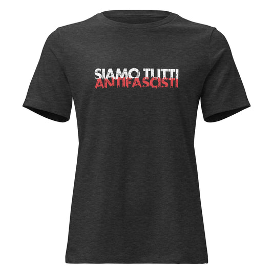 Graues Damen T-Shirt mit dem Statement „SIAMO TUTTI ANTIFASCISTI“ in weiß-roter, distressed Schrift auf der Vorderseite.