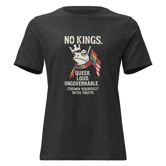 Feminines T‑Shirt mit rebellischem Frosch‑Design und Pride‑Elementen