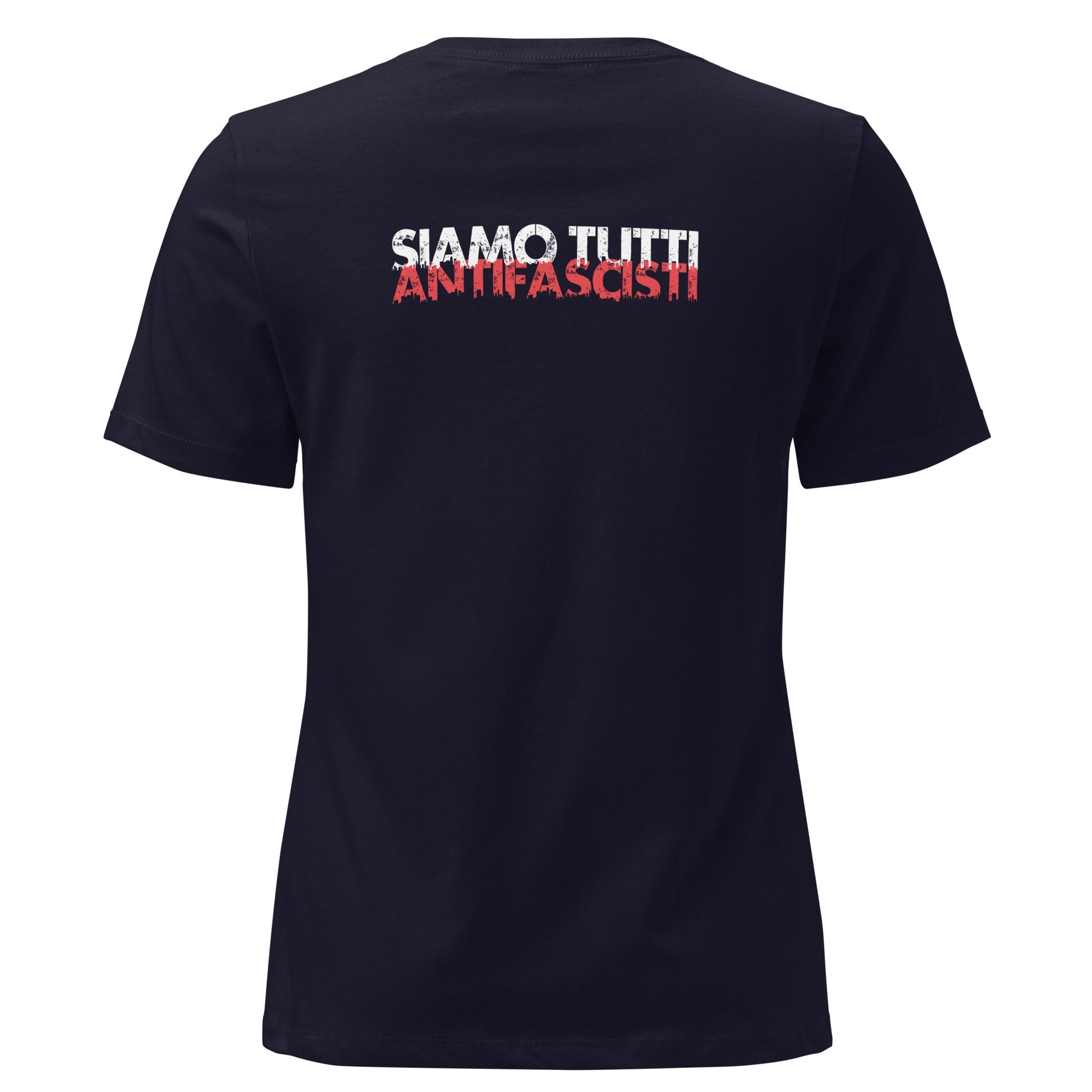 Rückenansicht Damen T-Shirt mit dem Statement „SIAMO TUTTI ANTIFASCISTI“ in weiß-roter, distressed Schrift auf der Vorderseite.