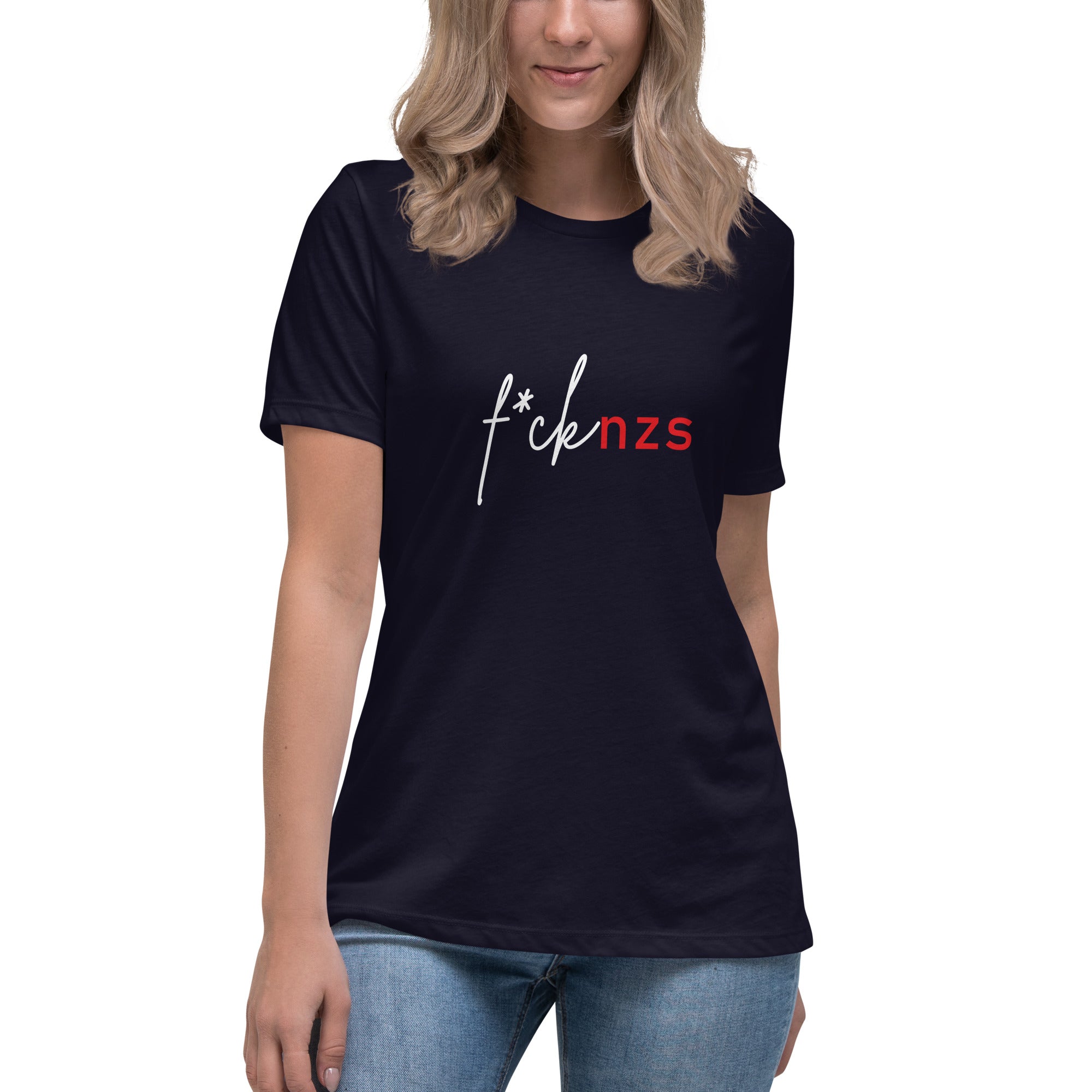Frau trägt Inner Peace T‑Shirt Damenfit mit Statement  FCK NZS
