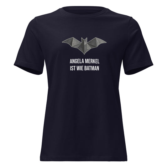 Navy Damen T‑Shirt mit Origami‑Bat‑Symbol und dem Aufdruck ‚Angela Merkel ist wie Batman‘ aus der Raute – The Comeback Kollektion.