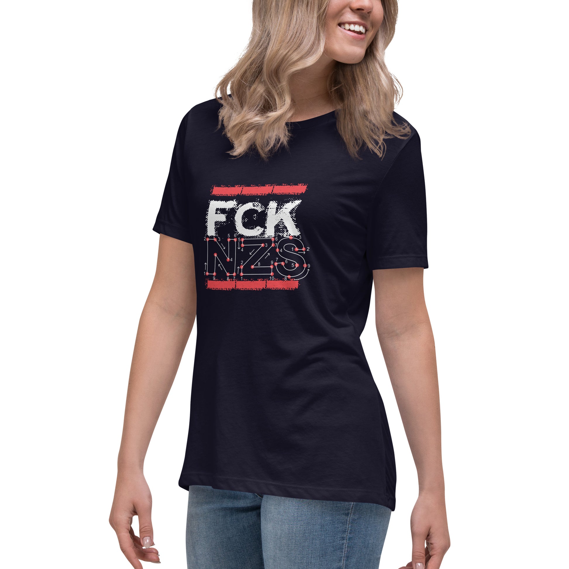 Frau trägt FCK NZS T‑Shirt Damenfit mit Retro Vintage Stil Hintergrund und weißen Buchstaben mit Zahlenannotation

