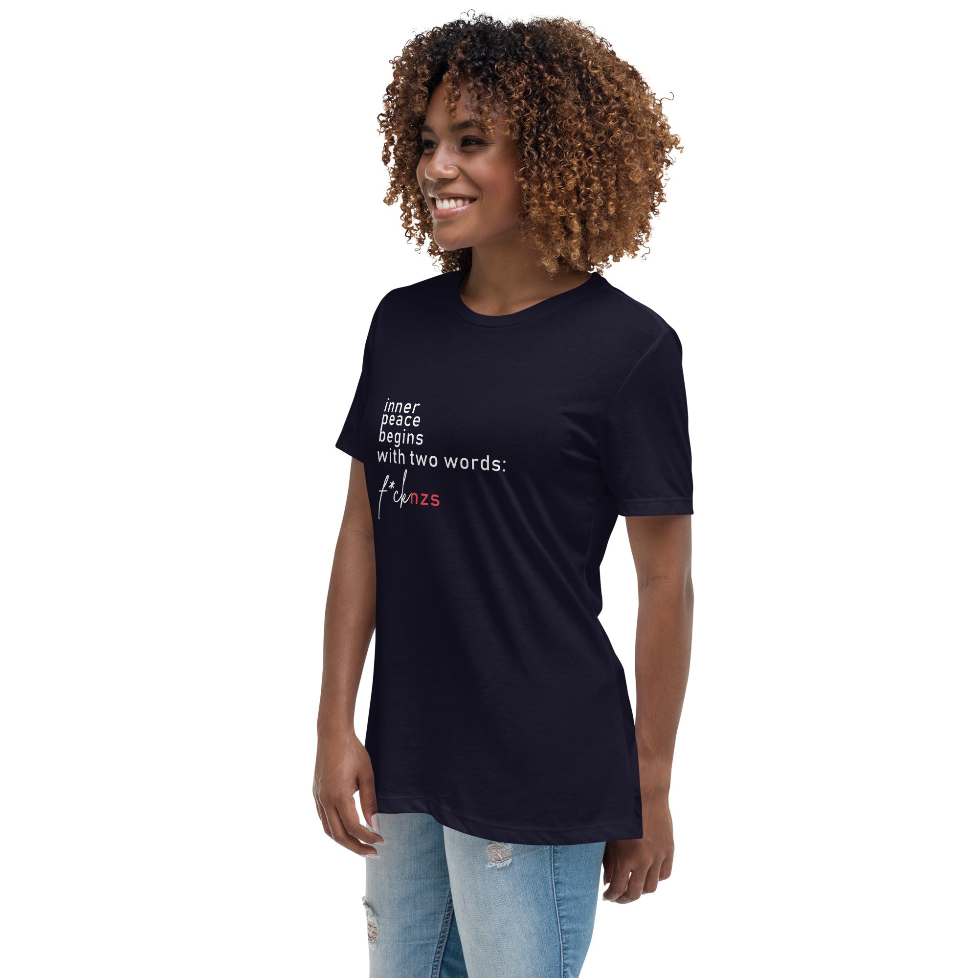 Frau trägt Inner Peace T‑Shirt Damenfit mit mehrzeiligem Statement „inner peace begins with two words: f*ck nzs“

