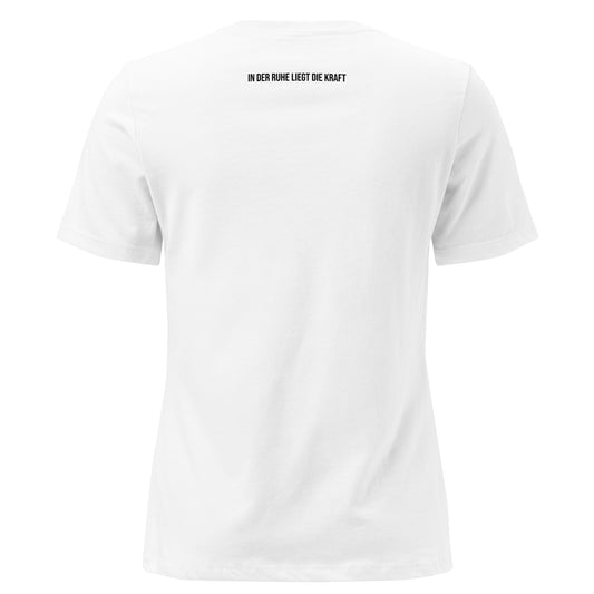 Rückenprint: Zitat ‚In der Ruhe liegt die Kraft‘ auf Damen T‑Shirt.