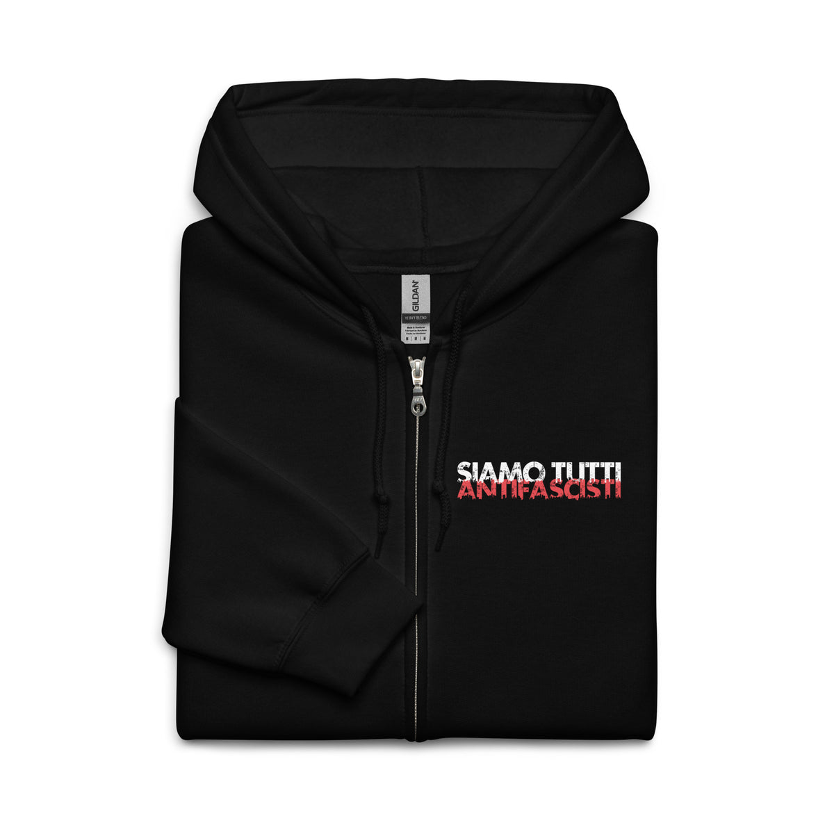 „Gefalteter schwarzer Zip-Hoodie mit Gildan-Label und Brustprint ‚SIAMO TUTTI ANTIFASCISTI‘ in Weiß und Rot – klares antifaschistisches Statement.“