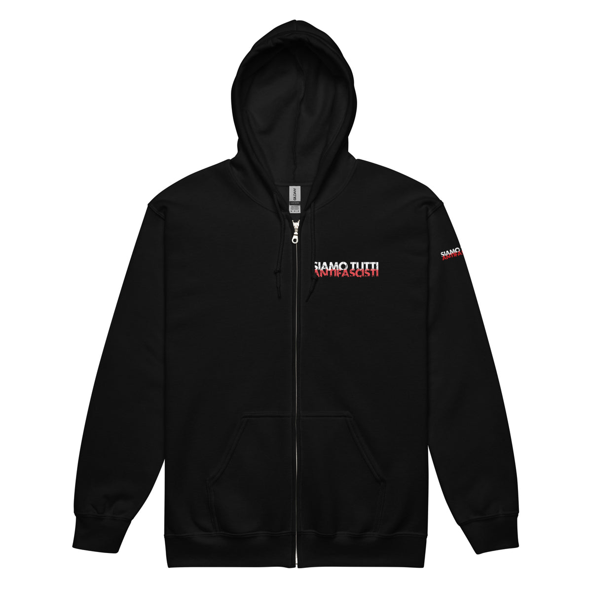 „Schwarzer Unisex-Zip-Hoodie mit weiß-rotem Aufdruck ‚SIAMO TUTTI ANTIFASCISTI‘ auf Brust und Ärmel, mit Kapuze und Fronttasche – politisches Statement gegen Faschismus.“